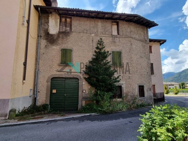 casa indipendente in vendita a Clusone in zona Fiorine