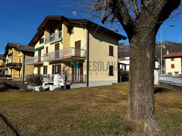appartamento in vendita a Clusone in zona Fiorine