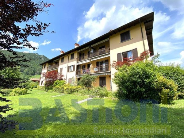 appartamento in vendita a Clusone in zona Fiorine