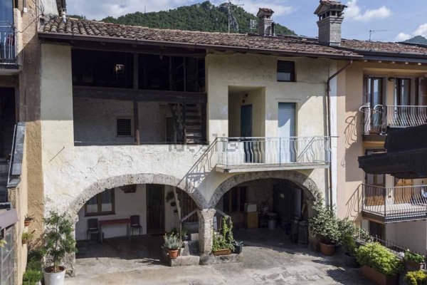 appartamento in vendita a Clusone in zona Fiorine
