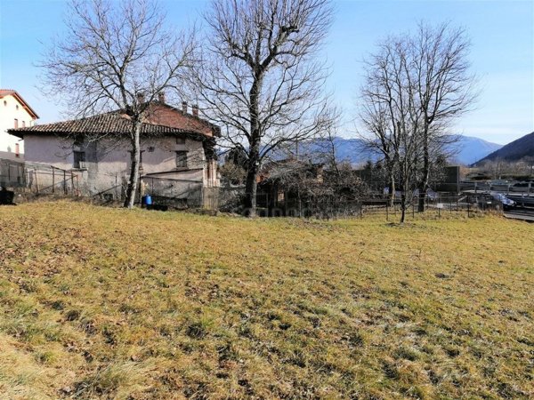 esavano in vendita a Clusone in zona Fiorine