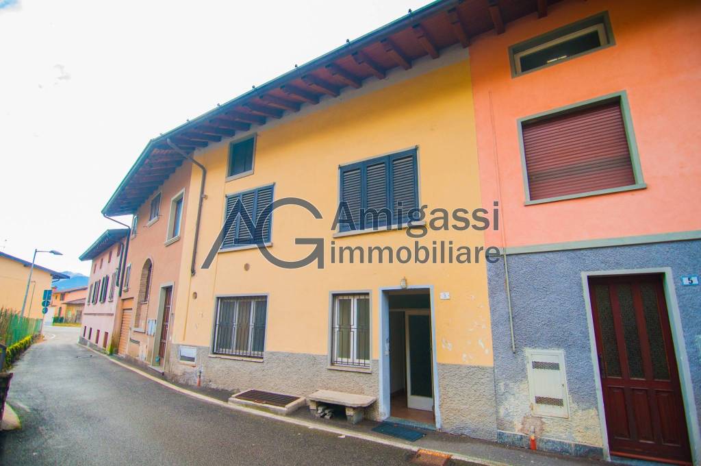 casa indipendente in vendita a Clusone in zona Fiorine