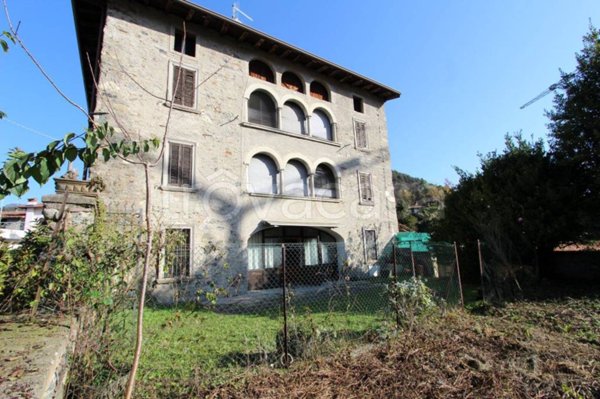casa semindipendente in vendita a Clusone in zona Fiorine