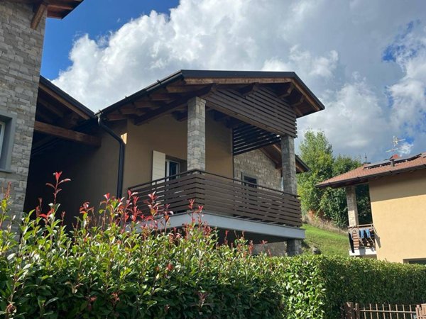 casa indipendente in vendita a Clusone in zona Fiorine
