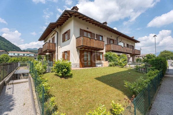 appartamento in vendita a Clusone in zona Fiorine