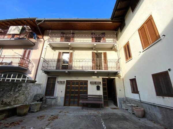 casa indipendente in vendita a Clusone in zona Fiorine