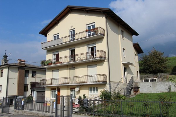 appartamento in vendita a Clusone in zona Fiorine