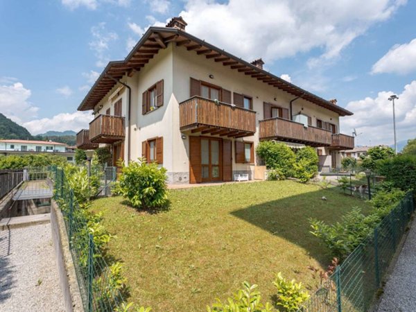 appartamento in vendita a Clusone in zona Fiorine