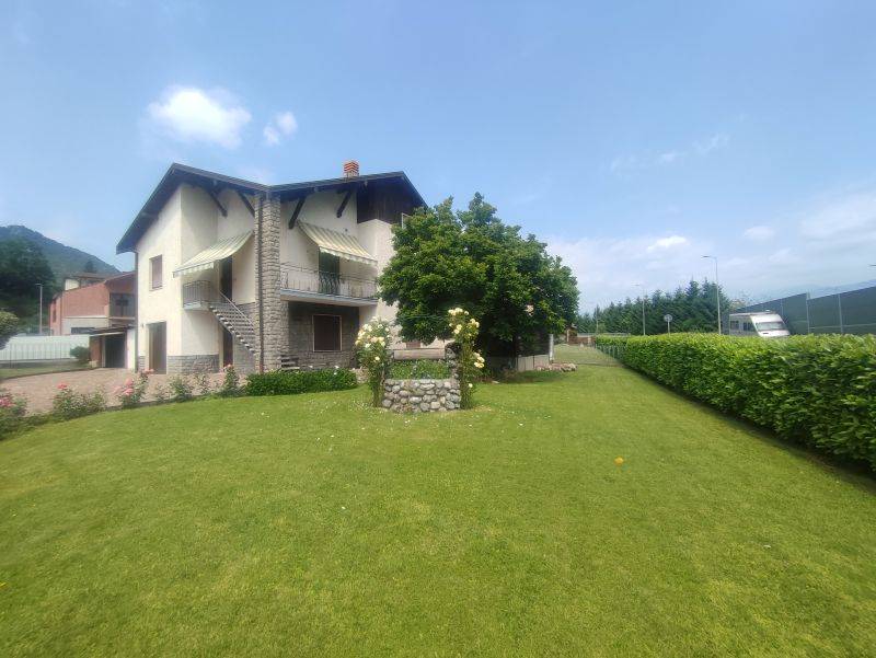 appartamento in vendita a Clusone in zona Fiorine