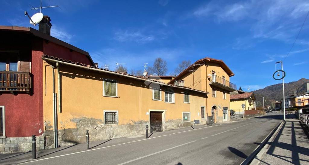 casa indipendente in vendita a Clusone in zona Fiorine