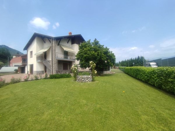 appartamento in vendita a Clusone in zona Fiorine