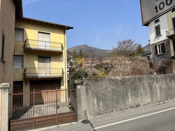casa indipendente in vendita a Clusone in zona Fiorine