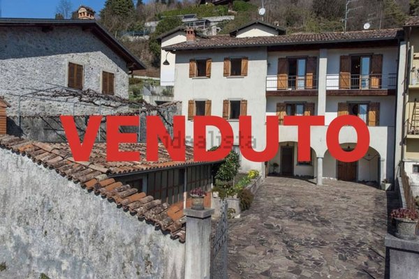 appartamento in vendita a Clusone in zona Fiorine
