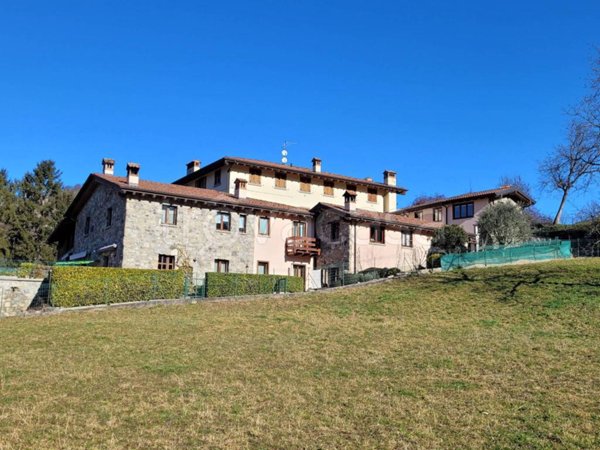 appartamento in vendita a Clusone in zona Fiorine