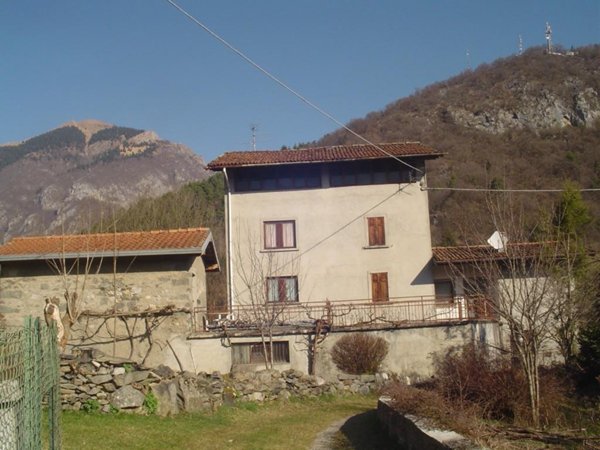 casa indipendente in vendita a Clusone in zona Fiorine