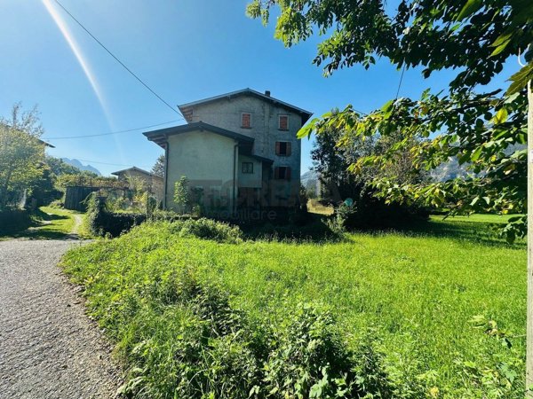 casa indipendente in vendita a Clusone in zona Fiorine