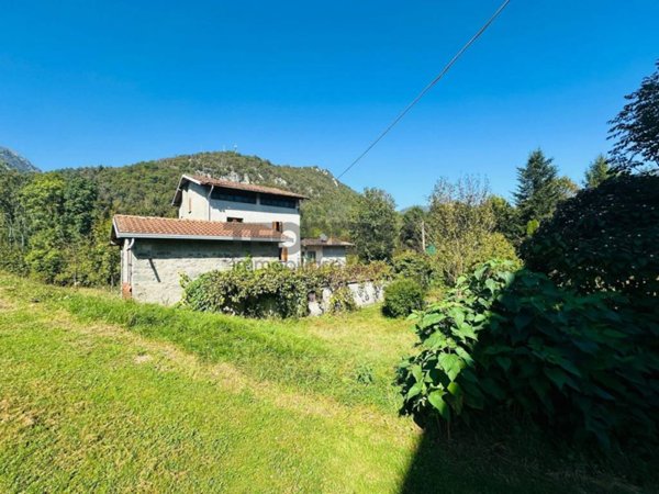 casa indipendente in vendita a Clusone in zona Fiorine