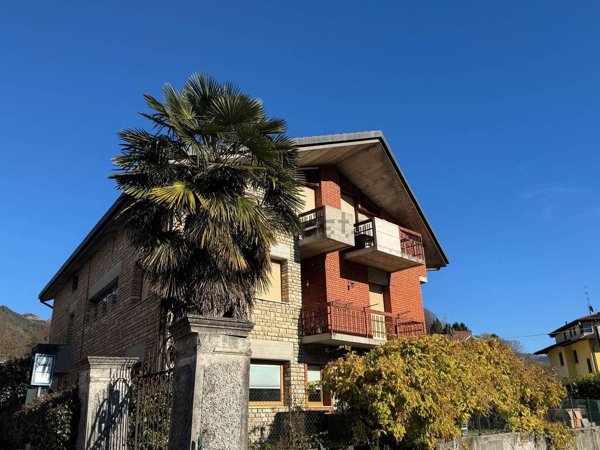 appartamento in vendita a Clusone in zona Fiorine