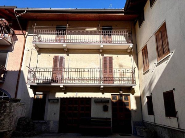 casa indipendente in vendita a Clusone in zona Fiorine