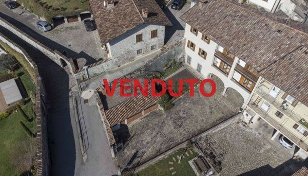 appartamento in vendita a Clusone in zona Fiorine