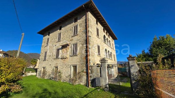 casa indipendente in vendita a Clusone in zona Fiorine