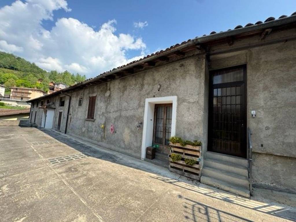 casa indipendente in vendita a Clusone in zona Fiorine