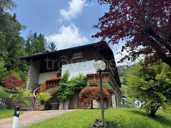 casa indipendente in vendita a Clusone in zona Fiorine