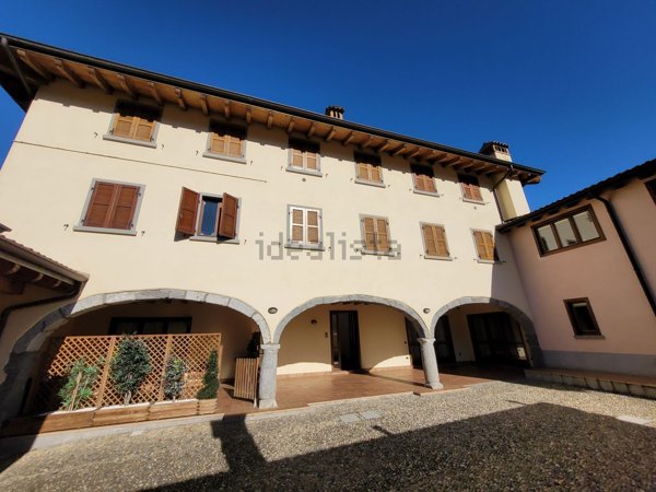 appartamento in vendita a Clusone in zona Fiorine