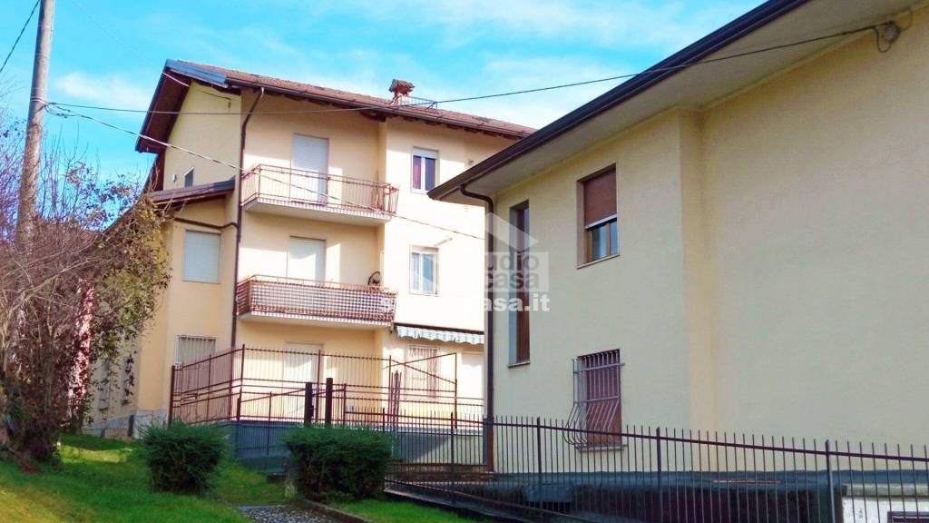 appartamento in vendita a Clusone in zona Fiorine