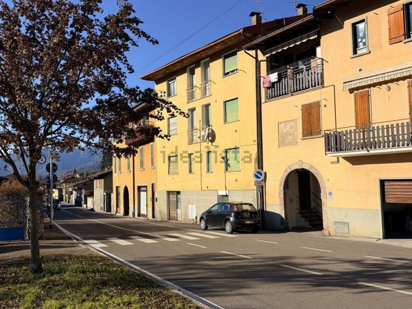casa indipendente in vendita a Clusone in zona Fiorine