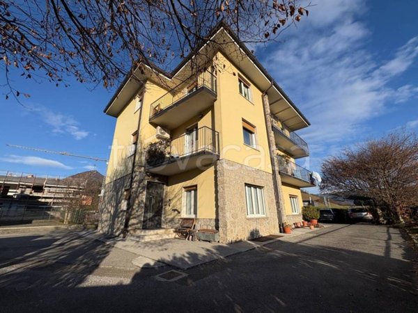 appartamento in vendita a Clusone in zona Fiorine