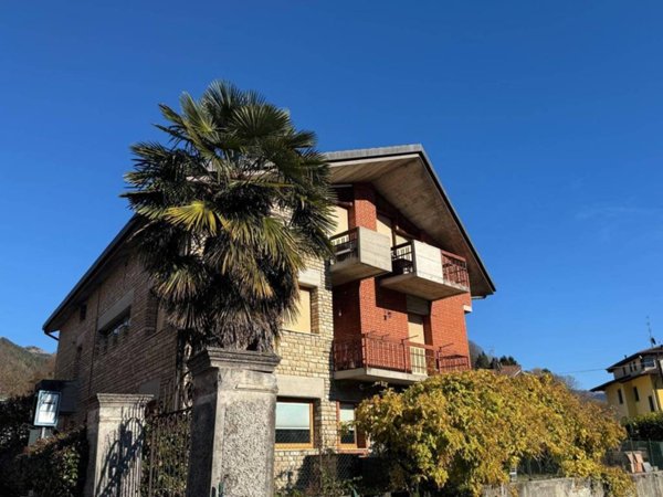 appartamento in vendita a Clusone in zona Fiorine