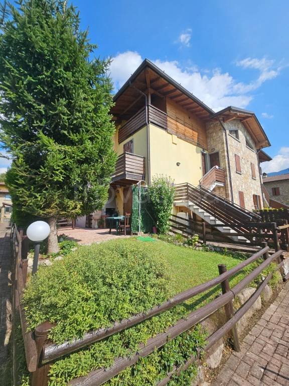 appartamento in vendita a Clusone in zona Fiorine