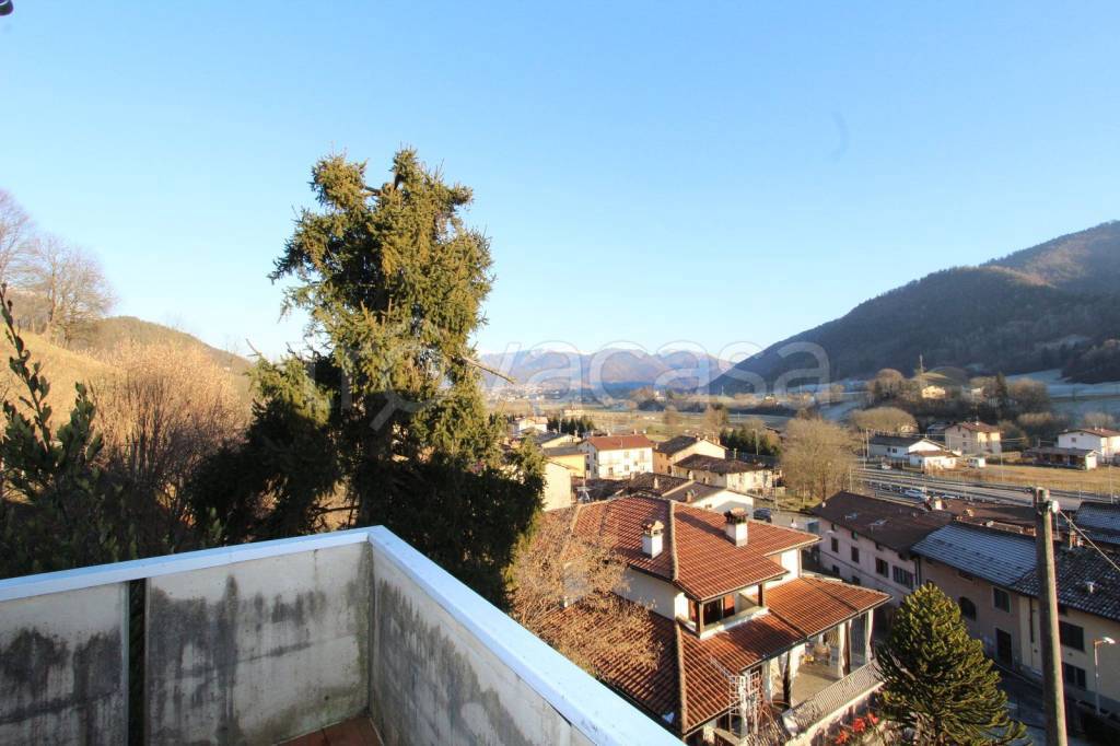 appartamento in vendita a Clusone in zona Fiorine