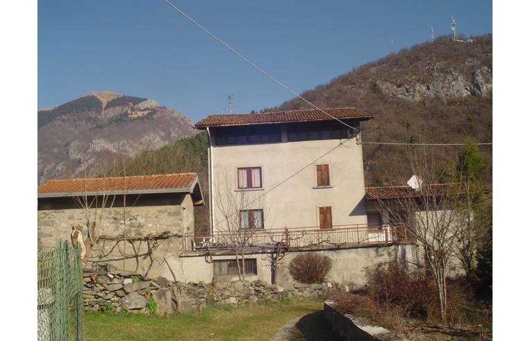 casa indipendente in vendita a Clusone in zona Fiorine