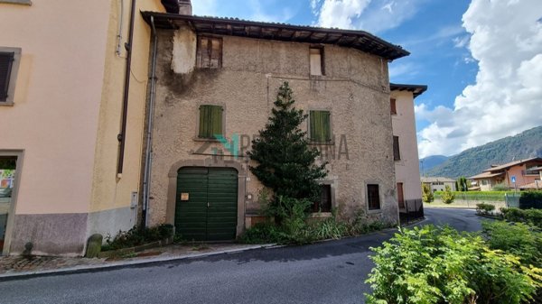 casa indipendente in vendita a Clusone in zona Fiorine