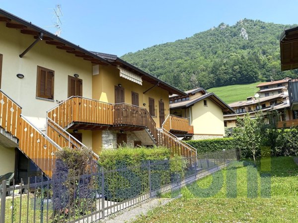 appartamento in vendita a Clusone in zona Fiorine