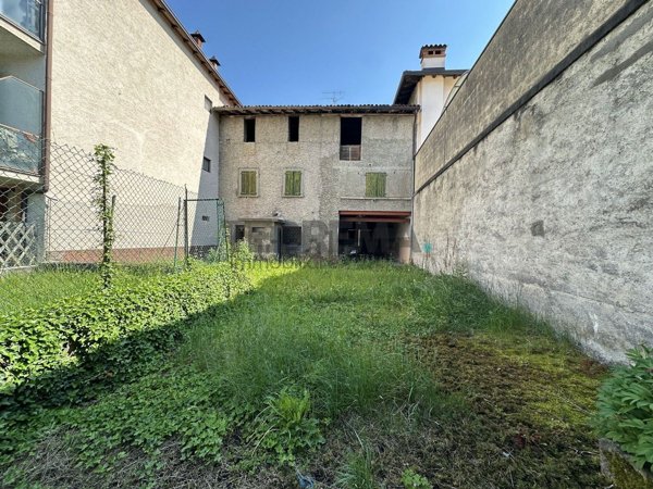 casa indipendente in vendita a Clusone in zona Fiorine