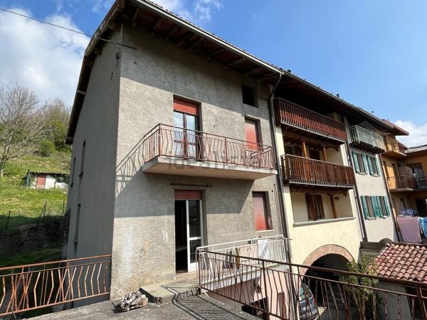 appartamento in vendita a Clusone in zona Fiorine