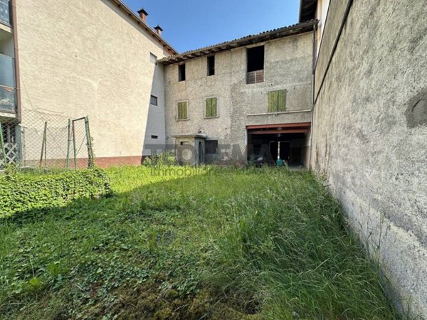 casa indipendente in vendita a Clusone in zona Fiorine