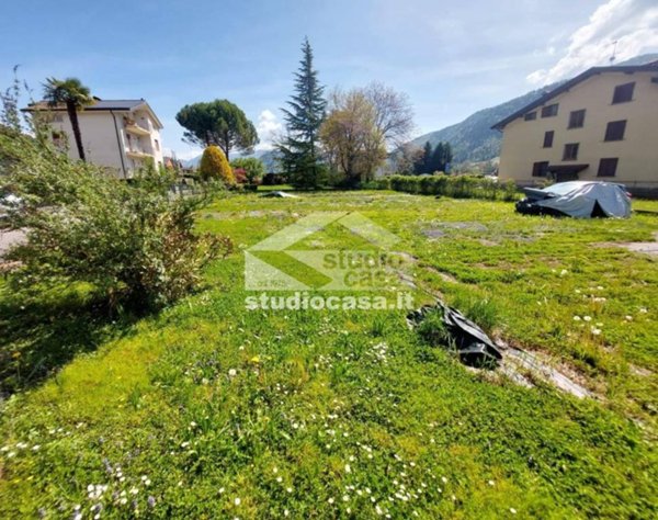 casa indipendente in vendita a Clusone in zona Fiorine