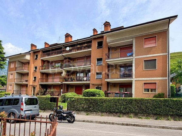 appartamento in vendita a Clusone in zona Fiorine