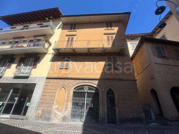 casa indipendente in vendita a Clusone in zona Fiorine