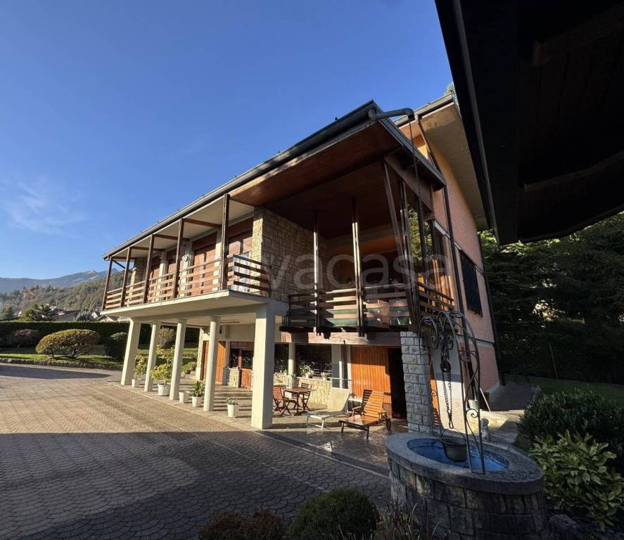 casa indipendente in vendita a Clusone in zona Fiorine