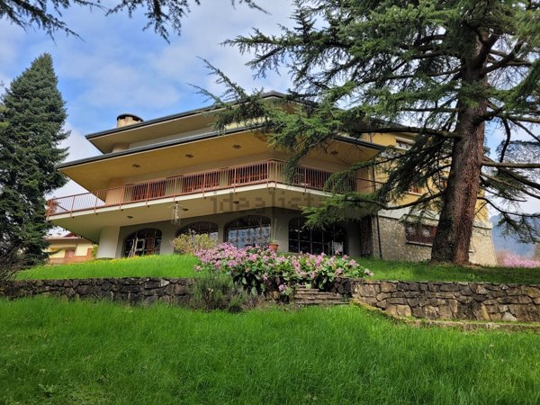 casa indipendente in vendita a Clusone in zona Fiorine