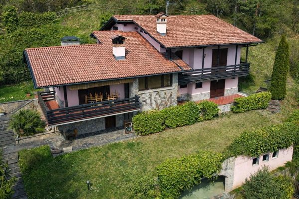 casa indipendente in vendita a Clusone in zona Fiorine