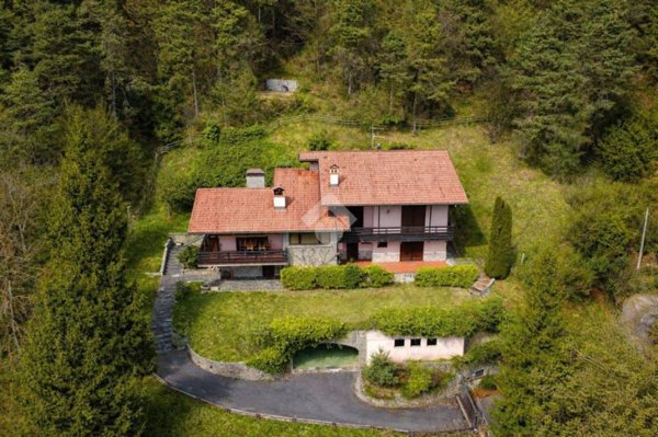 casa indipendente in vendita a Clusone in zona Fiorine