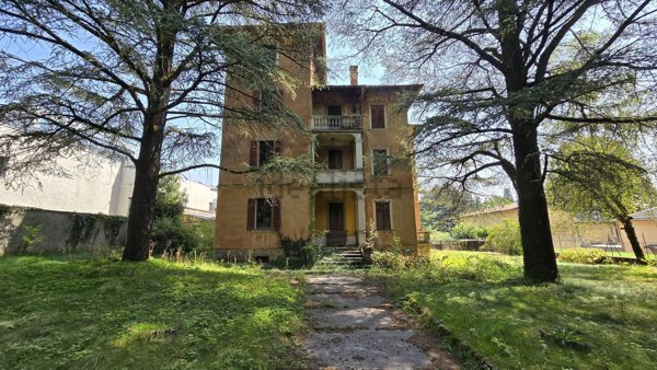 casa indipendente in vendita a Clusone in zona Fiorine