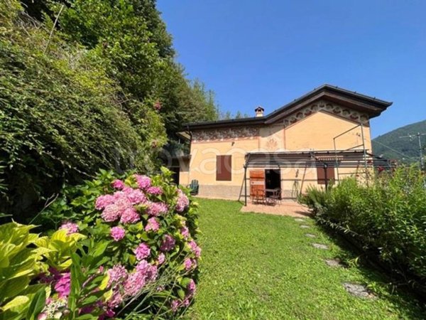casa indipendente in vendita a Clusone in zona Fiorine