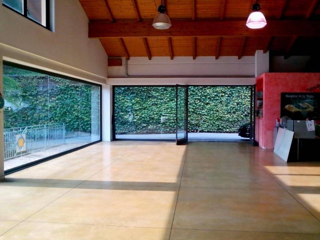 negozio in vendita a Clusone in zona Fiorine